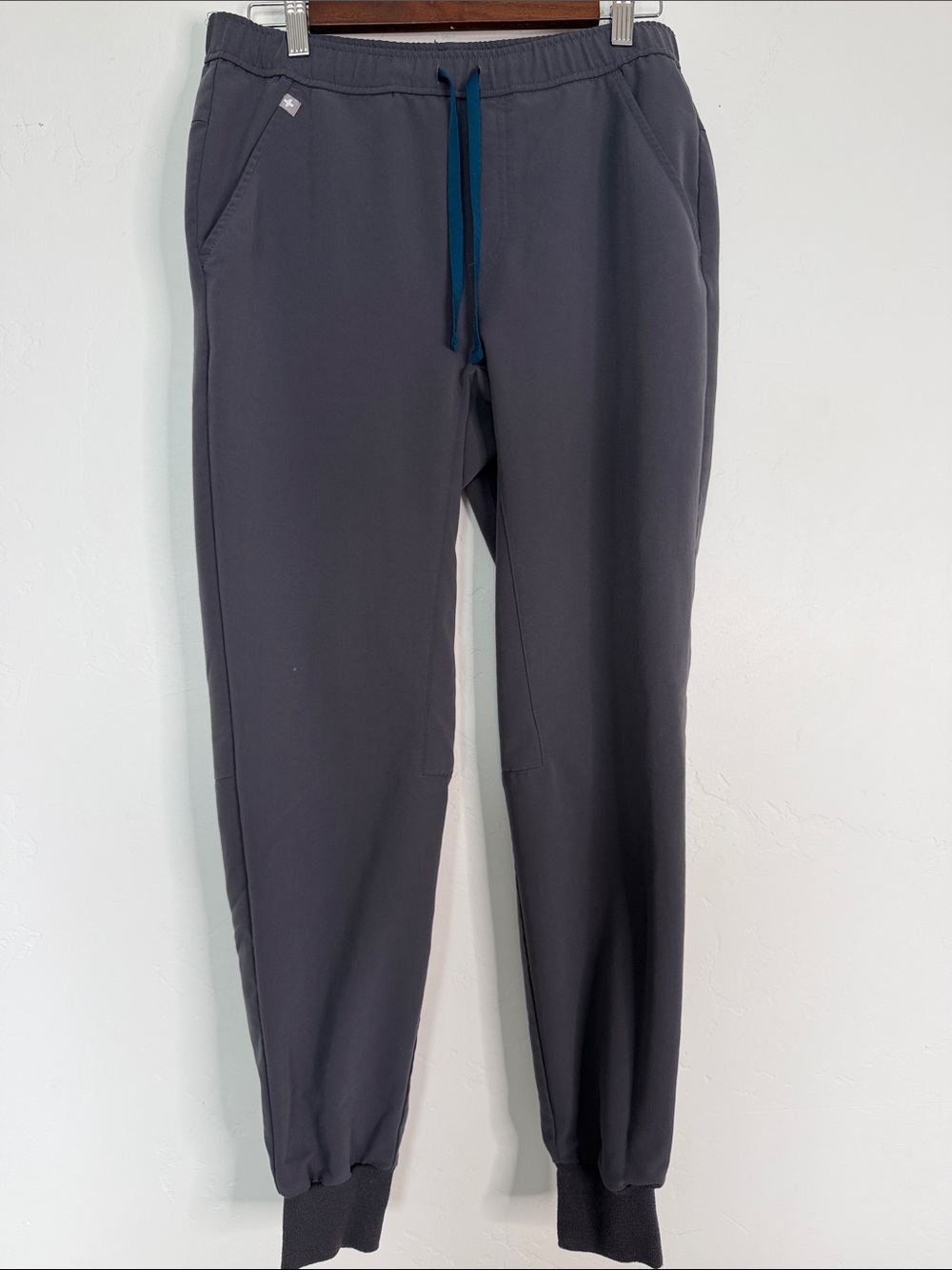 FIGS Leon Scrub Top Tansen Jogger Set Charcoal Gray Men’s Small - Picture 4 of 8